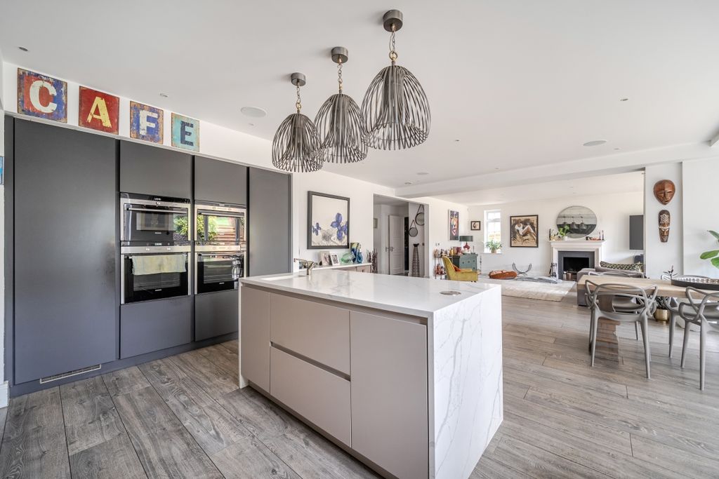 Property photo 3 of 40