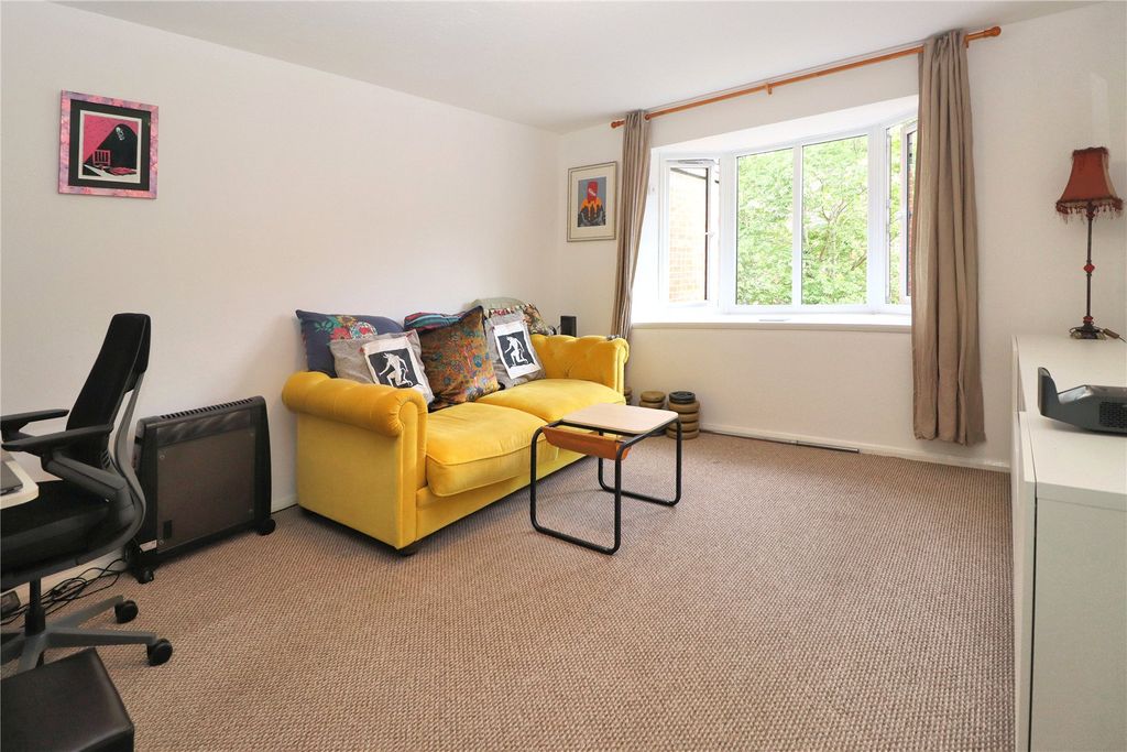 2 bed flat for saleWoking, Surrey GU21 photo 5