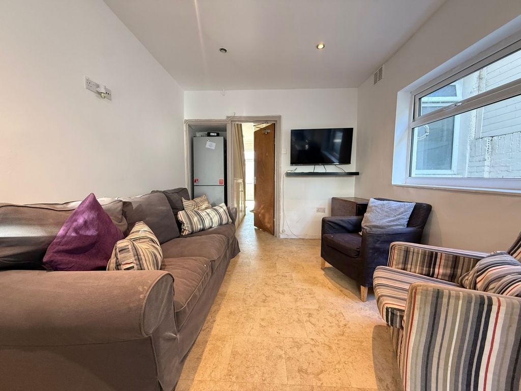 Property photo 2 of 8 4521692E-04Ae-4867-B04c-6Cb831246438