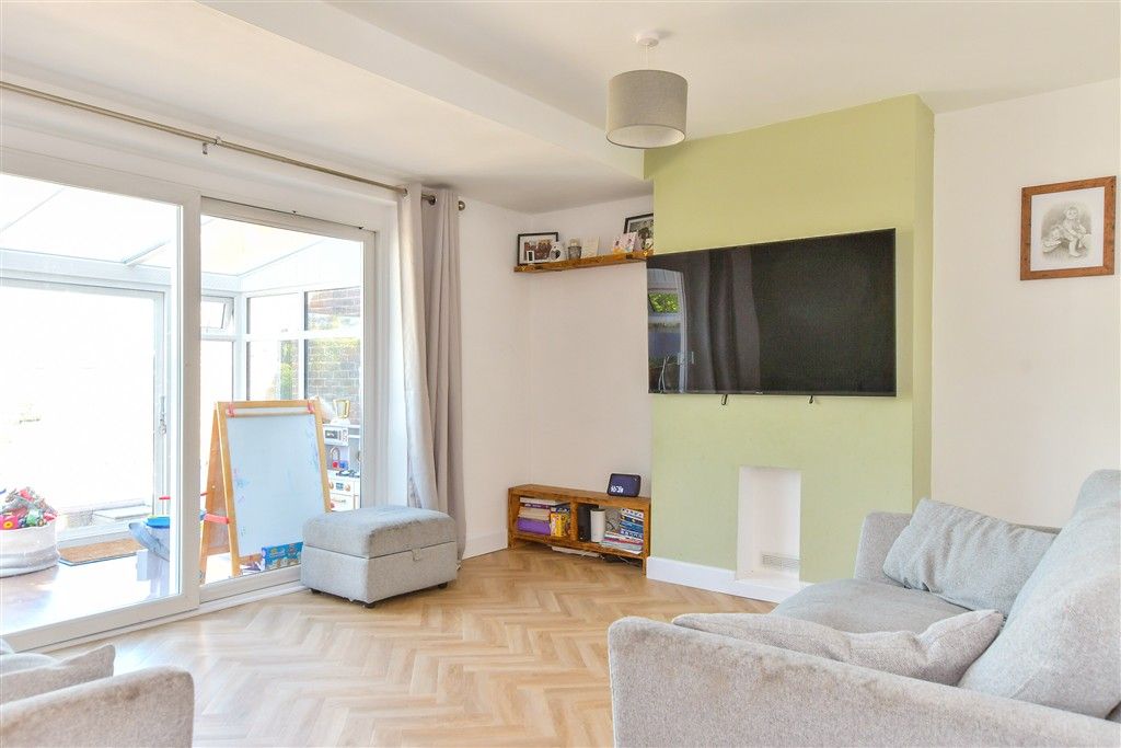 Property photo 3 of 16 Lounge