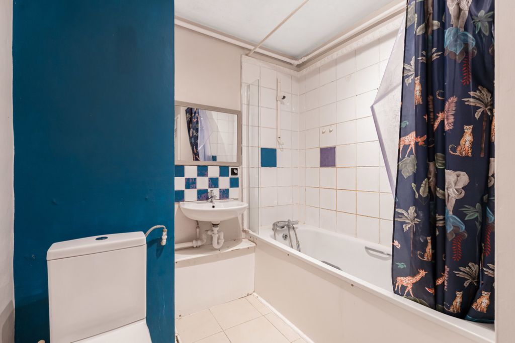 Property photo 3 of 17 Bathroom