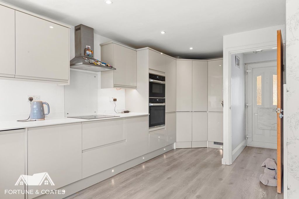 Property photo 2 of 18 Spinningwheelmead_14.Jpg