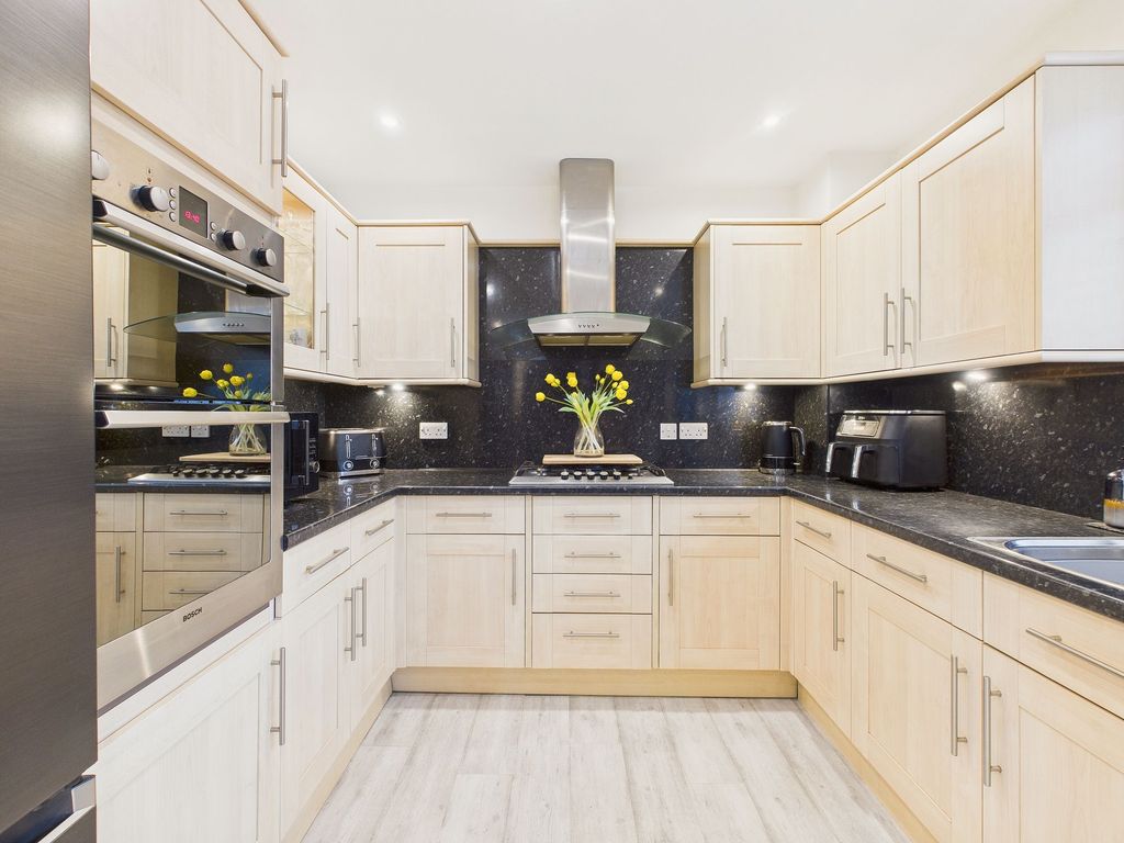 Property photo 3 of 12 Kitchen