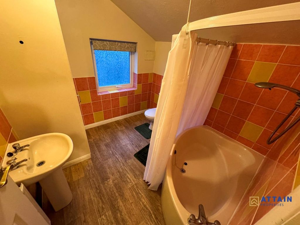 Property photo 2 of 8 Bathroom.Jpg