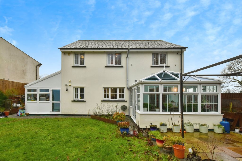 Property photo 2 of 25 Conservatory