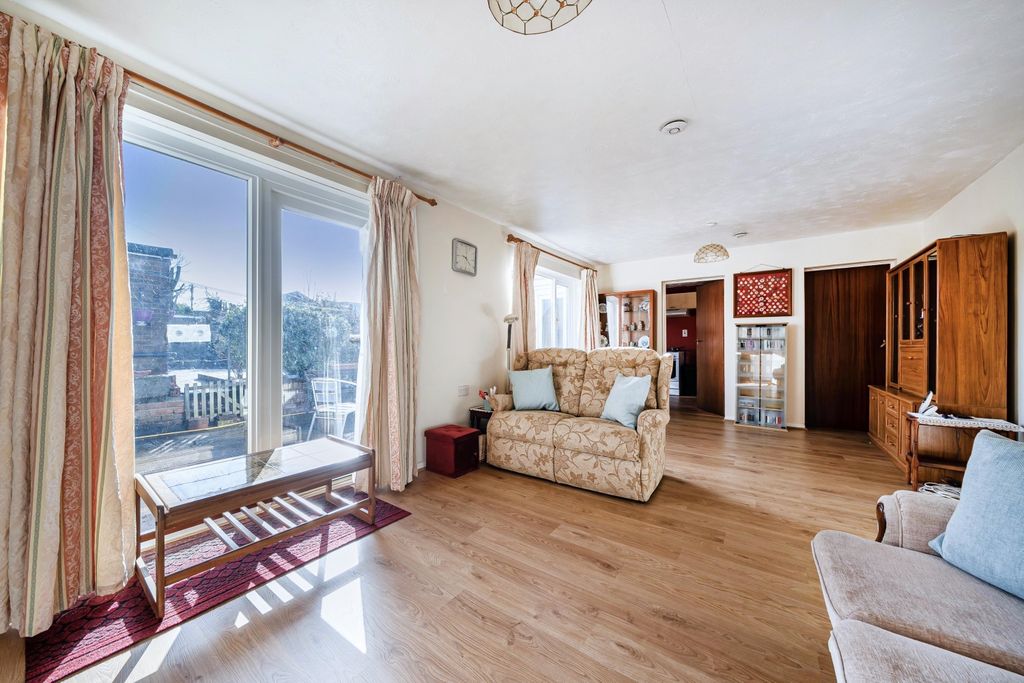 Property photo 2 of 19 Lounge