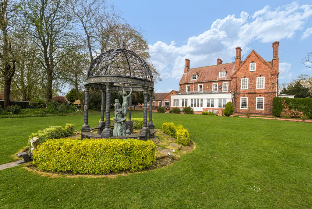 Property photo 1 of 28