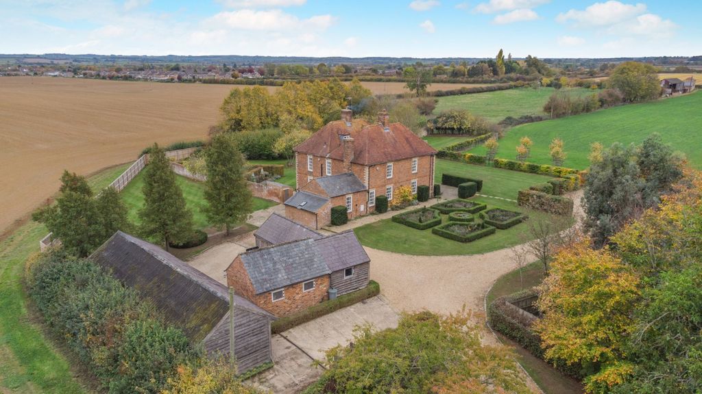 Property photo 2 of 22 Family Home