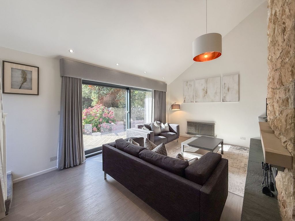 Property photo 3 of 12 Lounge