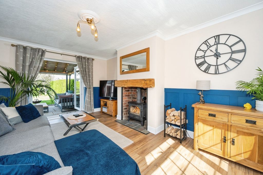 Property photo 2 of 17 Lounge