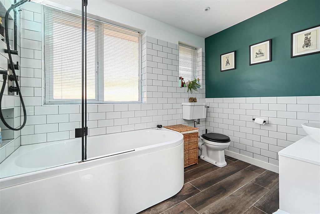 Property photo 3 of 15 Windlesham Close, Bn41 (10).Jpg