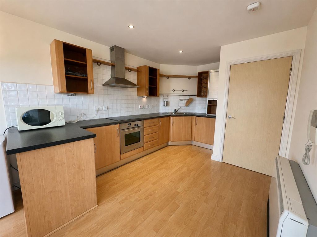 Property photo 3 of 9 Kitchen
