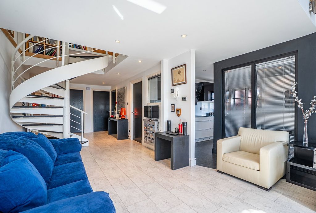 Additional image 9 of 3 bed penthouse for salePenthouse, Kings Court NG1