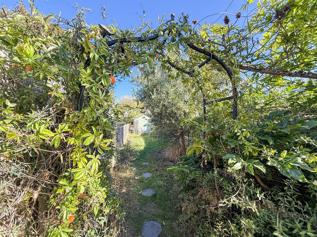 Property photo 2 of 10 Garden