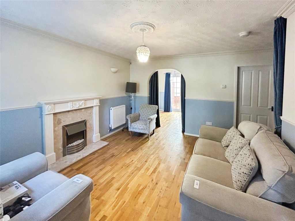 Property photo 3 of 19 Lounge