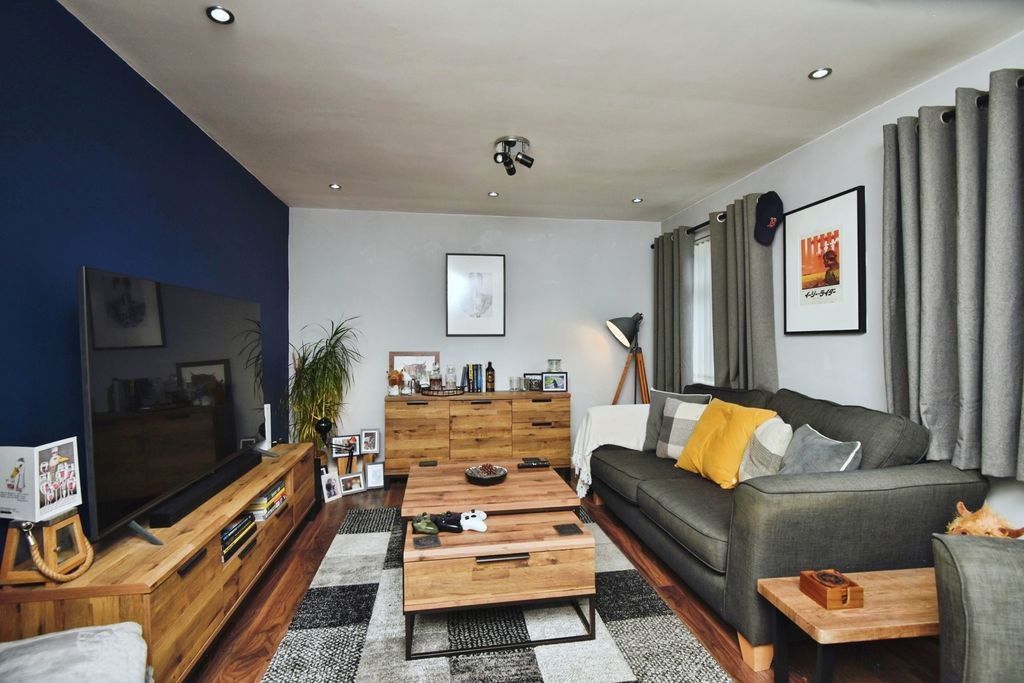 Property photo 2 of 17 Photo