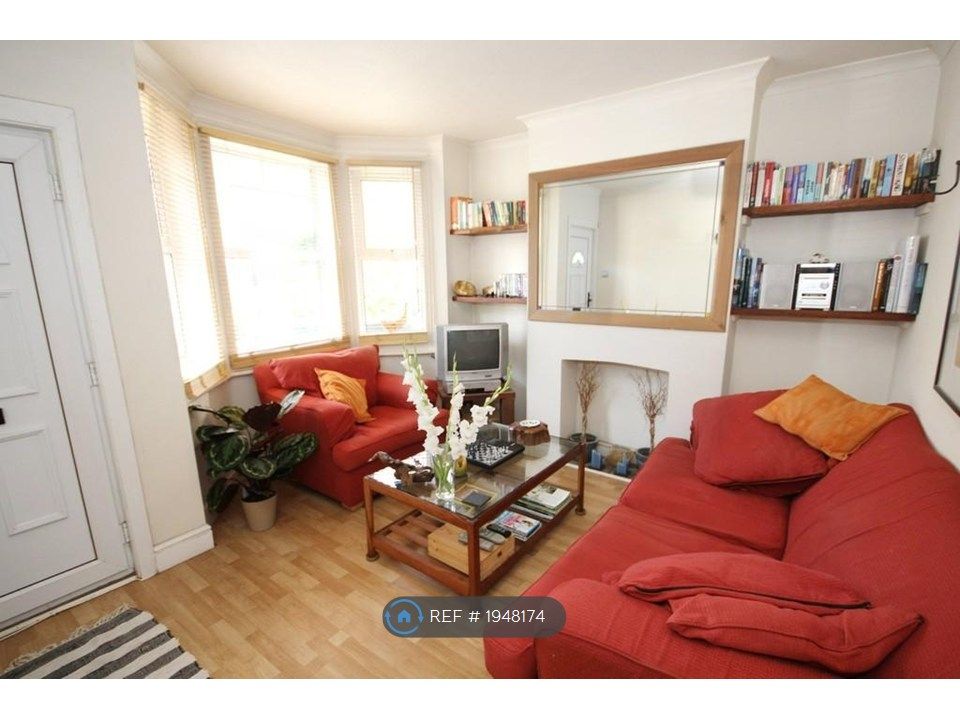 Property photo 3 of 12 Lounge