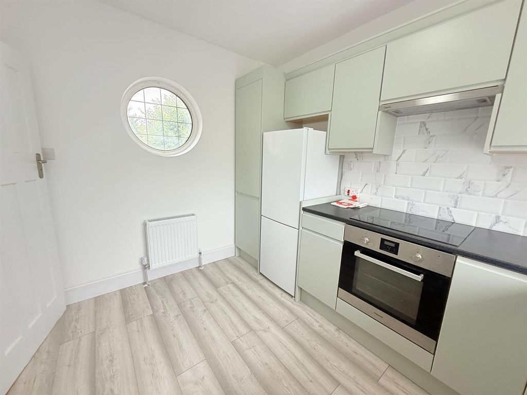 Property photo 3 of 10 Kitchen