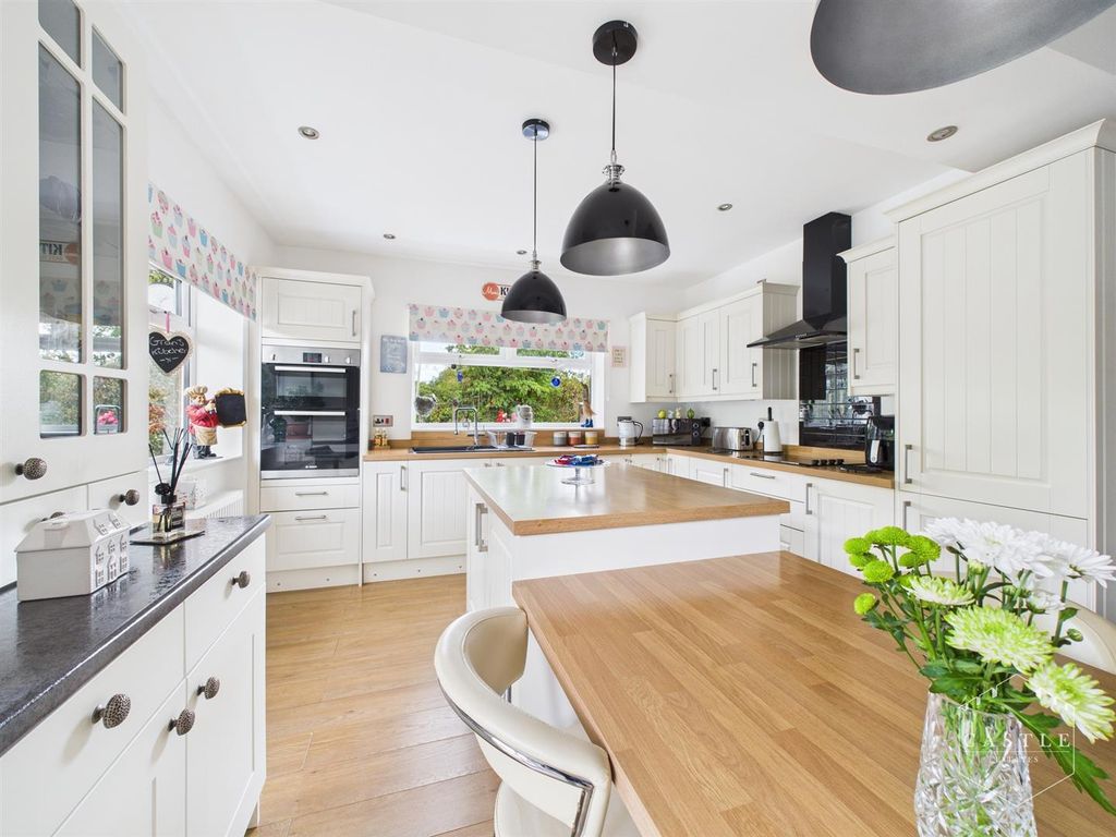 Property photo 2 of 23 Breakfast Kitchen