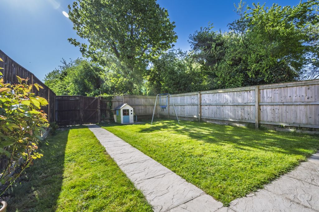 Property photo 3 of 18 R Garden