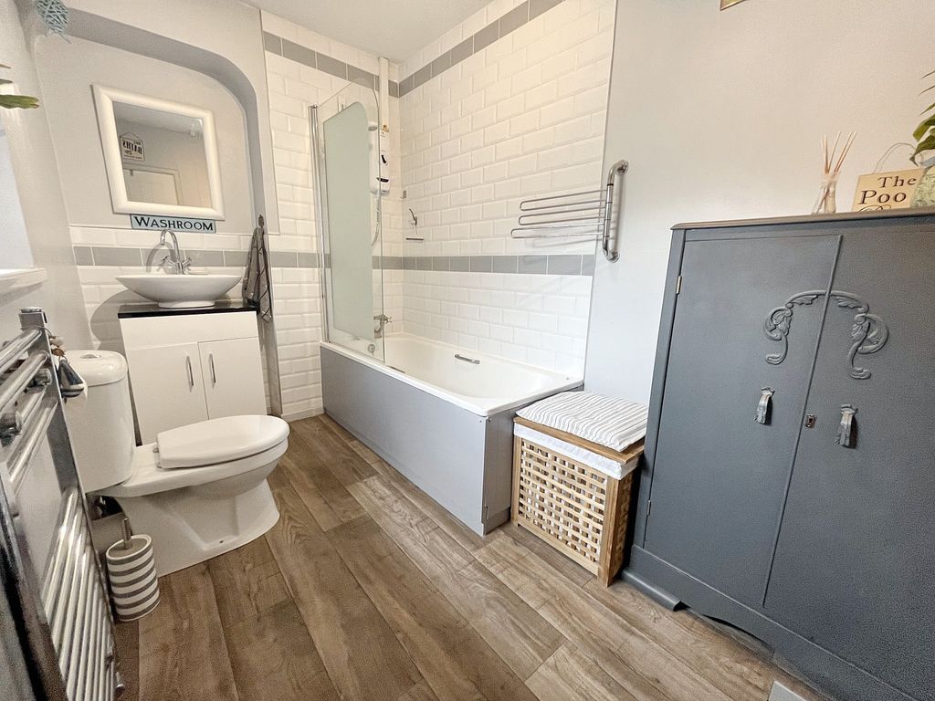 Property photo 3 of 20 Bath1