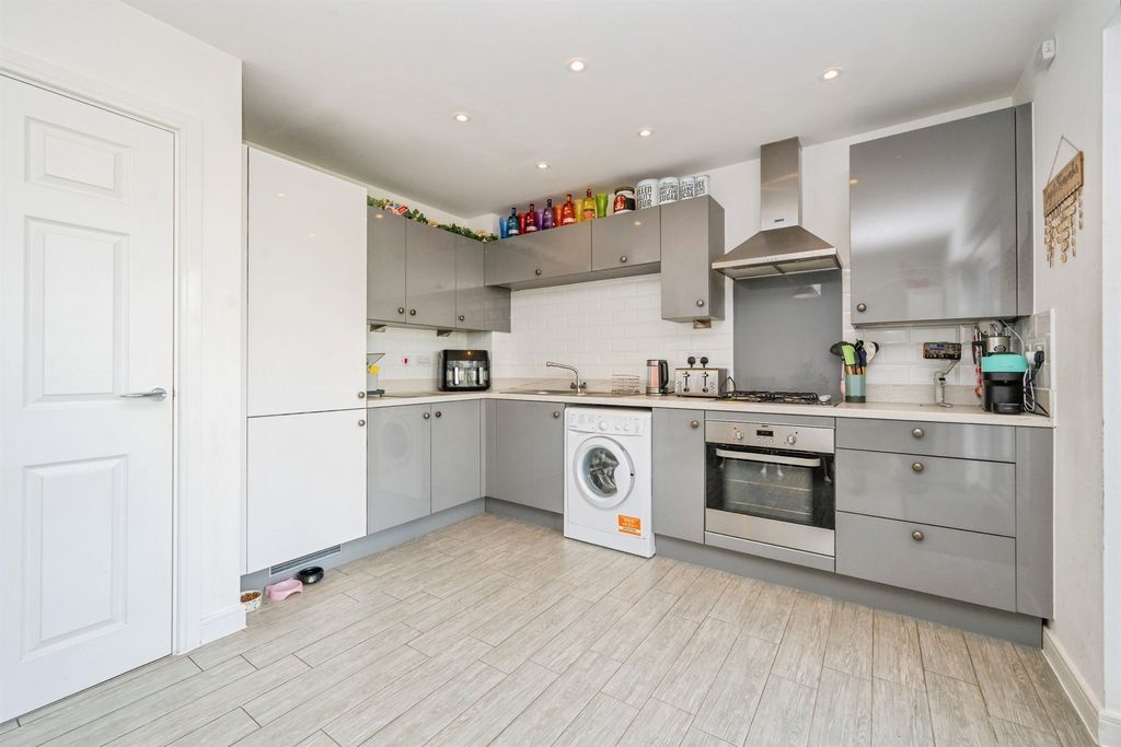 Property photo 3 of 17 Kitchen Diner: