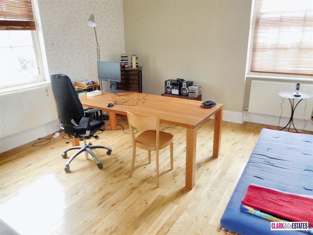 Property photo 3 of 9 Large Lounge