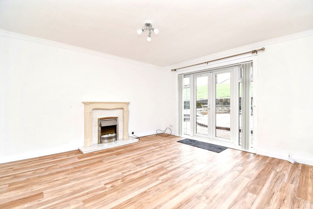 Property photo 2 of 12 Lounge