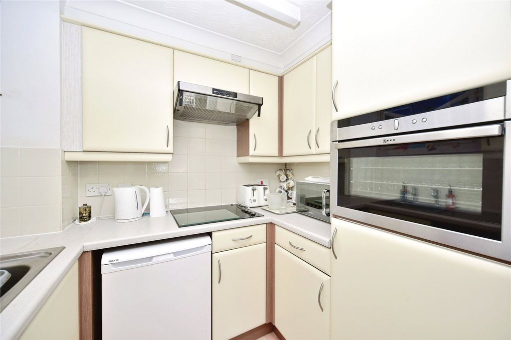 Property photo 3 of 10 Kitchen