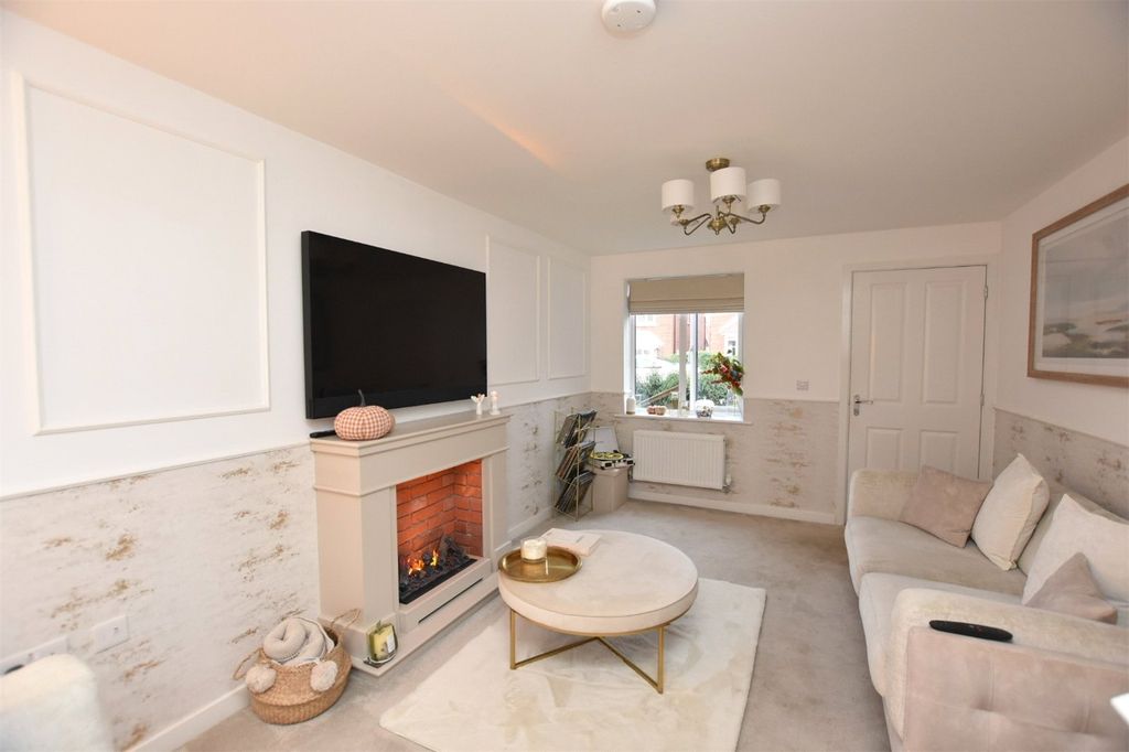 Property photo 3 of 14 Lounge