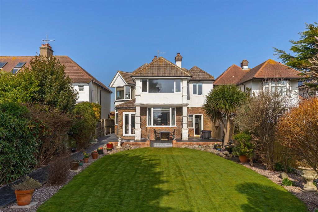 Property photo 1 of 25 Malvern Close_30.Jpg