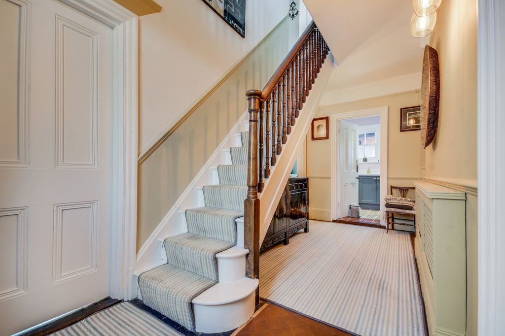 Property photo 3 of 22 Entrance Hall