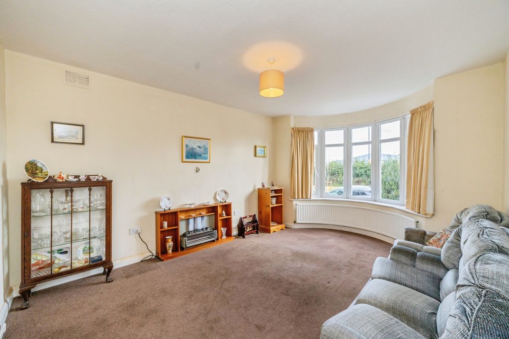 Property photo 3 of 21 Bay Fronted Lounge