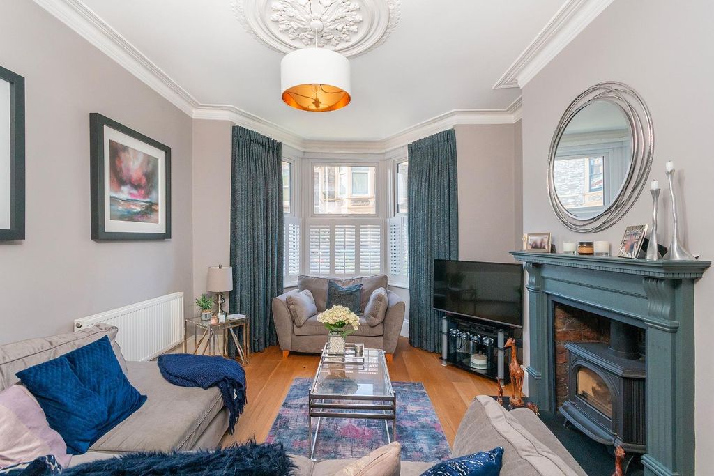 Property photo 3 of 25 6I5Rse - Living Room C.Jpg