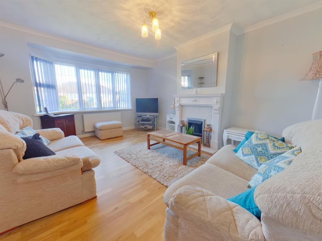 Property photo 2 of 17 Lounge.Jpg