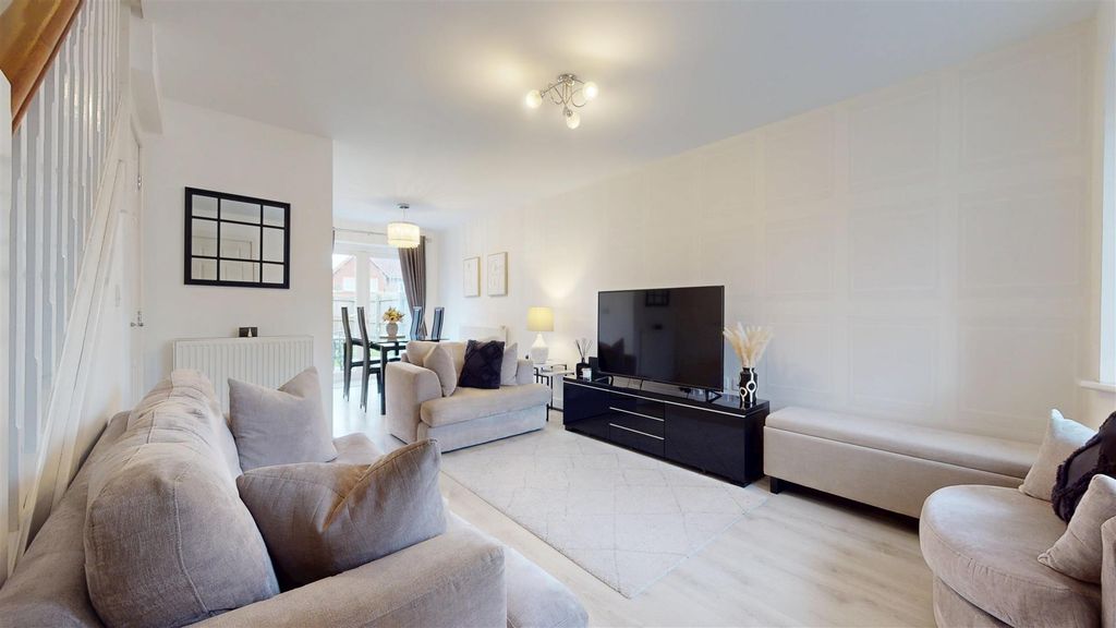 Property photo 2 of 26 Hartford Road Living Room