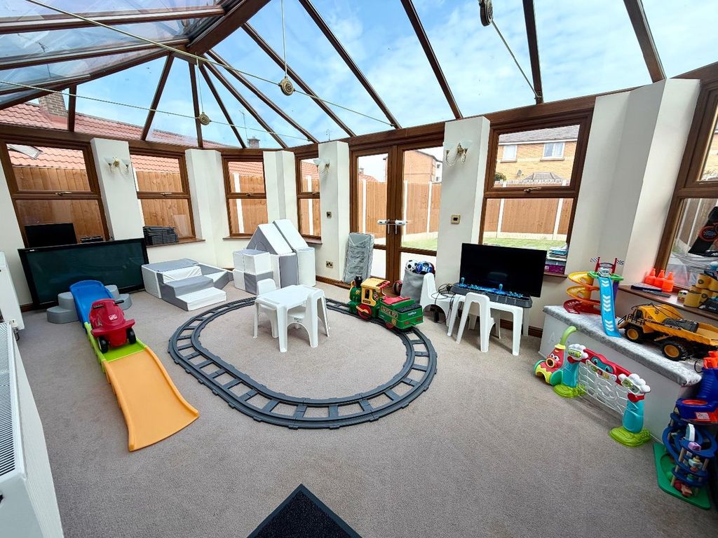 Property photo 3 of 14 Conservatory