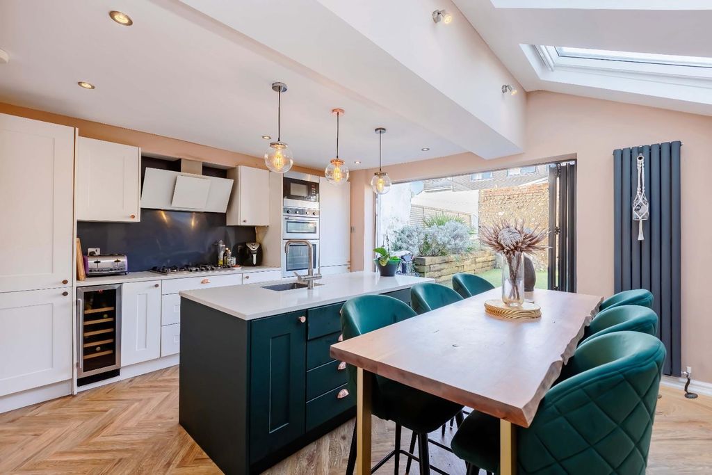 Property photo 2 of 22 Connaught Terrace_5.Jpg