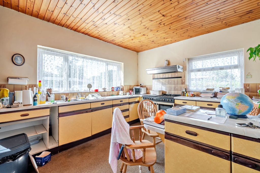 Property photo 3 of 18 Kitchen