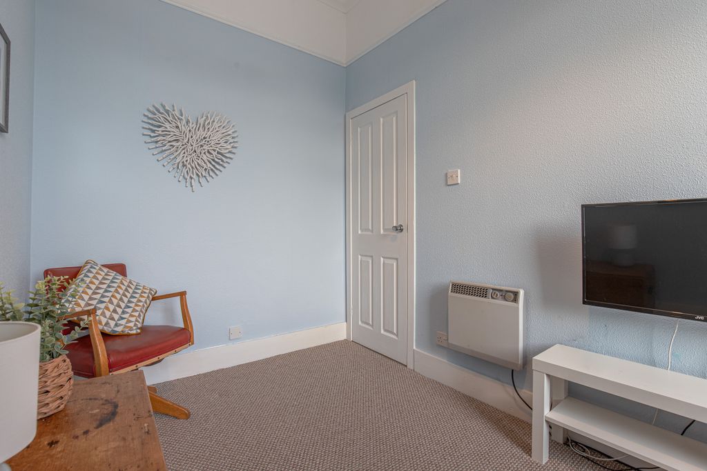 Property photo 3 of 10 Livingangle2