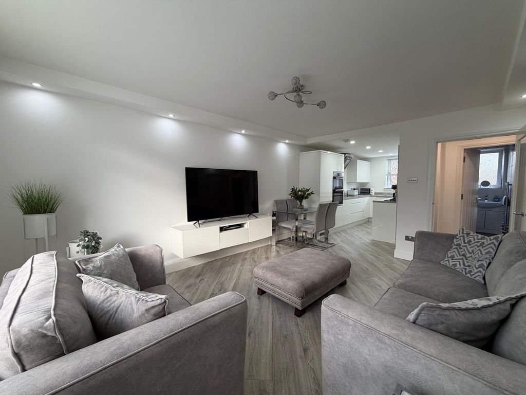 Property photo 3 of 16 Kitchen/Living