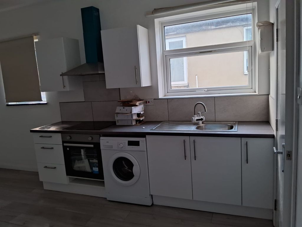 Property photo 1 of 3 Studio For Rent