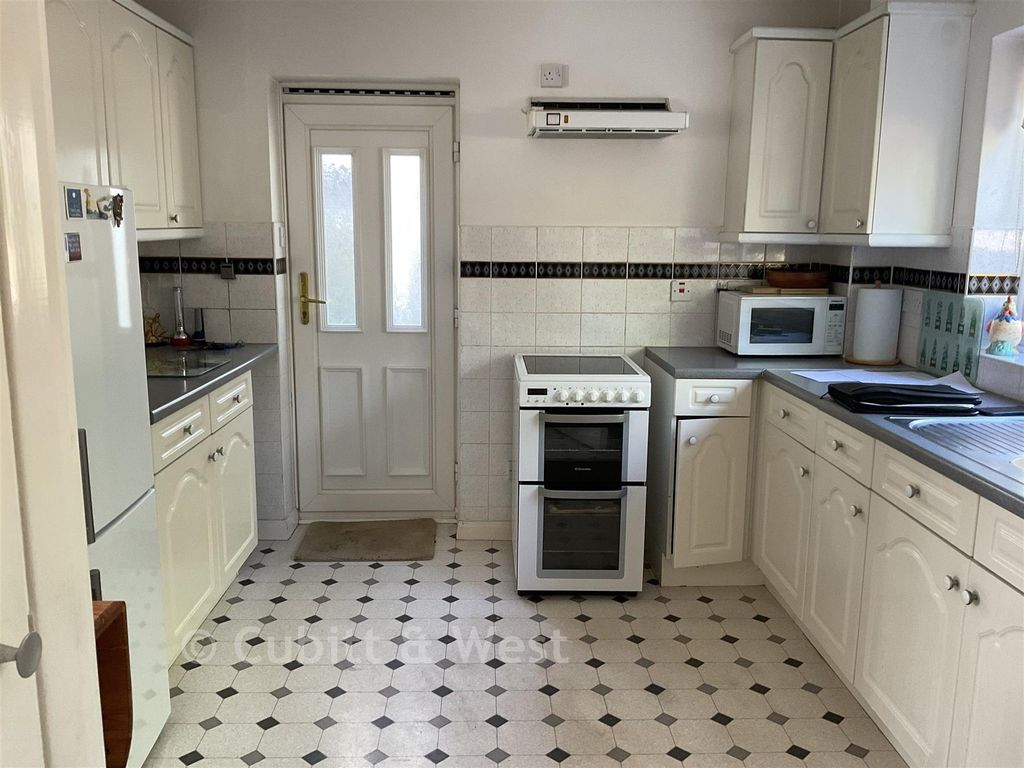 Property photo 2 of 11 Kitchen