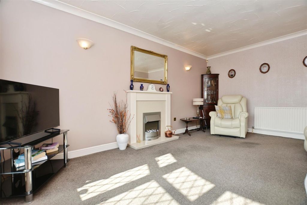 Property photo 3 of 21 Living Room