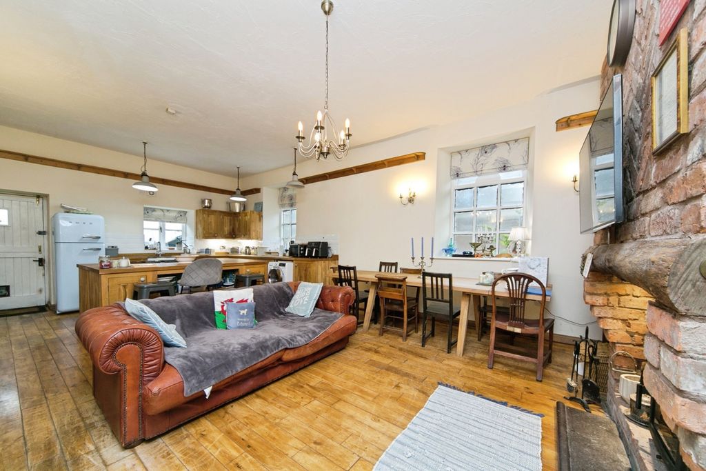 Property photo 3 of 17 Photo