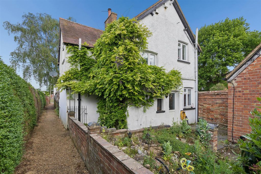Property photo 1 of 26 Aylesbury Road, Wing