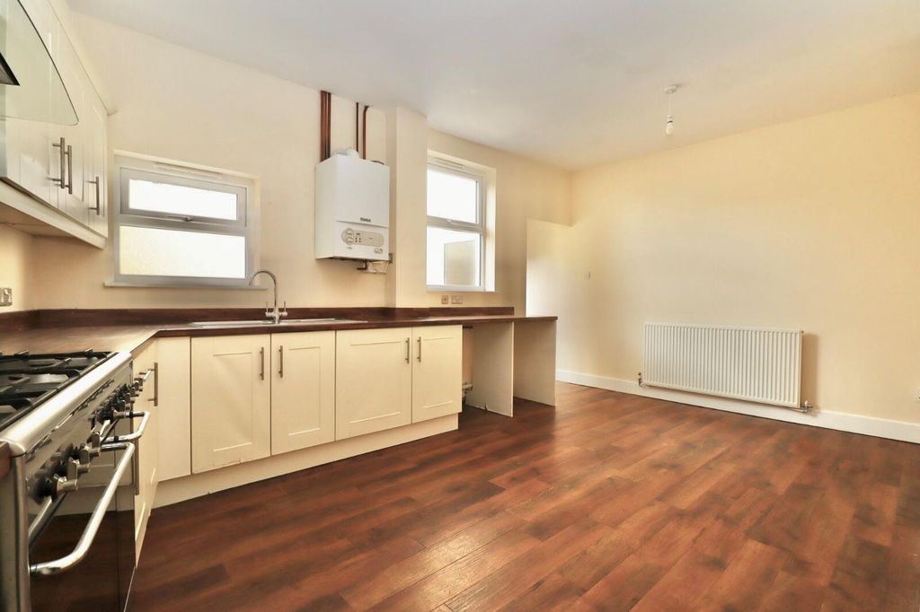 Property photo 3 of 11 Kitchen