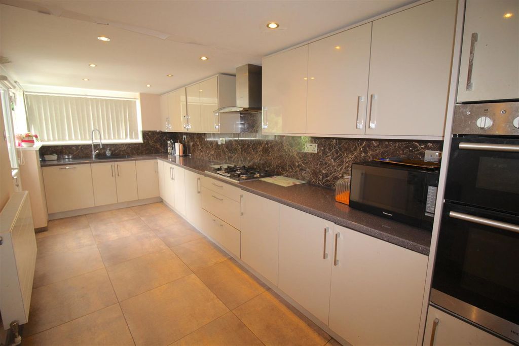 Property photo 2 of 12 Kitchen