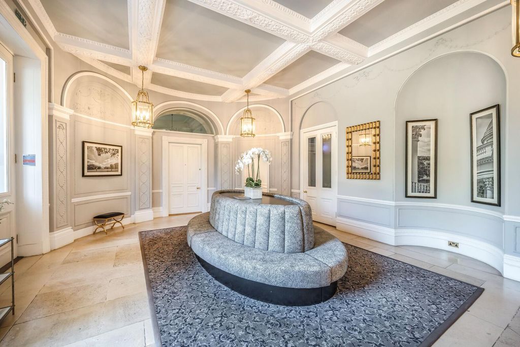 Property photo 2 of 16 Hallway