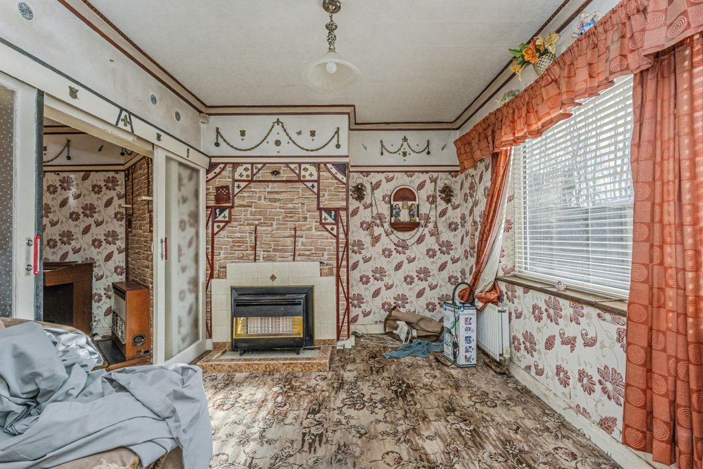 Property photo 2 of 21 82 Castlewood Road, Salford, Greater Manchester, M7 3Gw